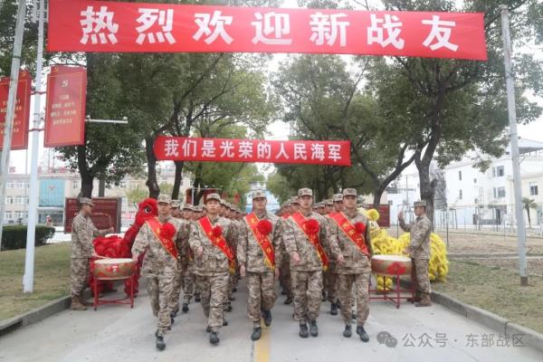 东部战区海军春季入伍新兵抵达军营