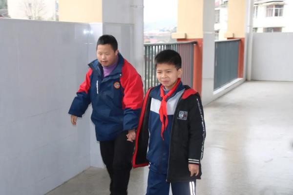 这小手一牵，就是五年……
