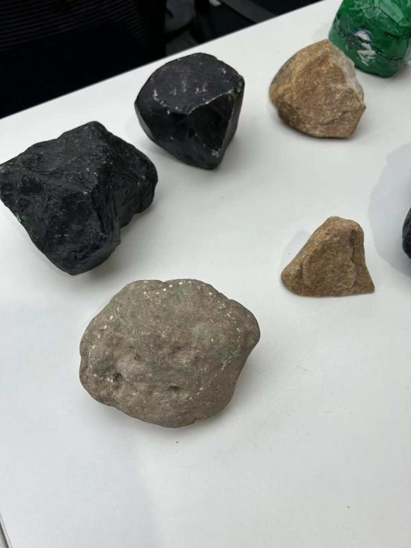 石头刷漆做“玉石直播”,35人落网! 石头刷漆做“玉石直播”,35人落网!