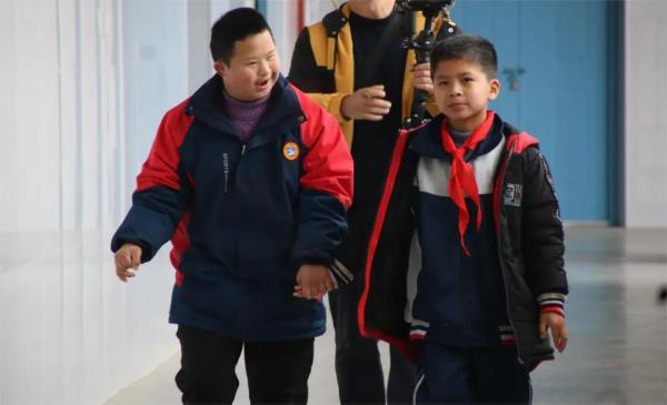 这小手一牵，就是五年……