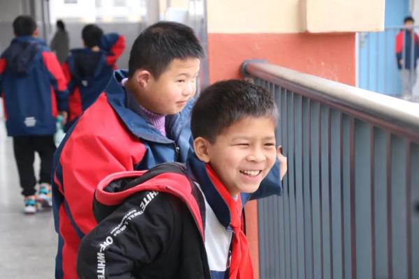 这小手一牵，就是五年……