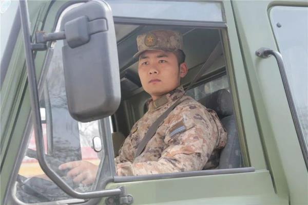 跆拳道冠军去当兵，压力给到新兵班长……
