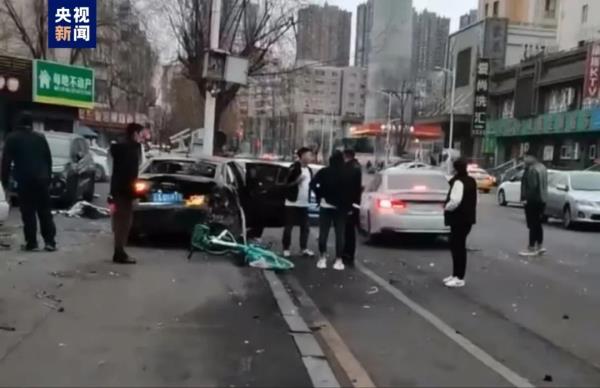 致3死2伤！沈阳一轿车冲进人行道，司机已被控制
