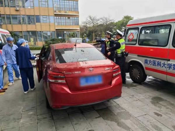 哈哈！迷路萌娃被带到派出所后，欢乐大口干饭