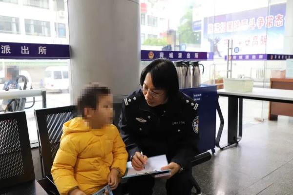 哈哈！迷路萌娃被带到派出所后，欢乐大口干饭