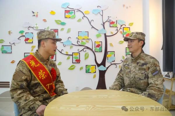 东部战区海军春季入伍新兵抵达军营