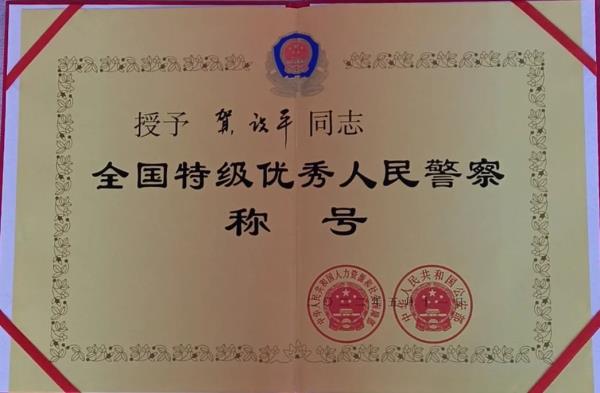 曾被刀刺穿肺部的56岁功模民警又跳水救人了！