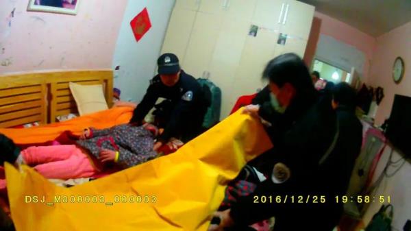 曾被刀刺穿肺部的56岁功模民警又跳水救人了！