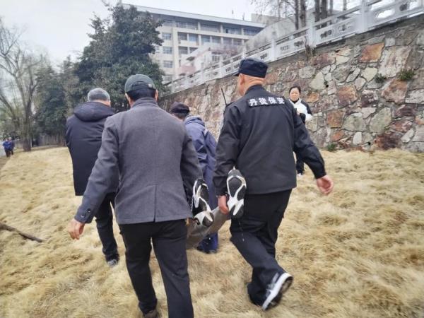 曾被刀刺穿肺部的56岁功模民警又跳水救人了！