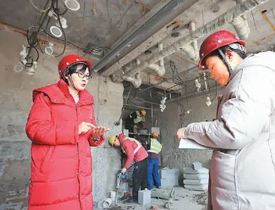 “高薪”之下却难招人，熟练装修工的A面B面