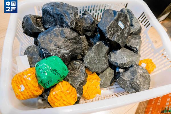 石头喷漆变“玉石”!直播售卖“玉石”如何成为骗局? 石头喷漆变“玉石”!直播售卖“玉石”如何成为骗局?