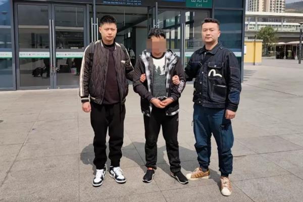 重庆一出租车司机遭劫杀，两嫌疑人潜逃19年……终落网