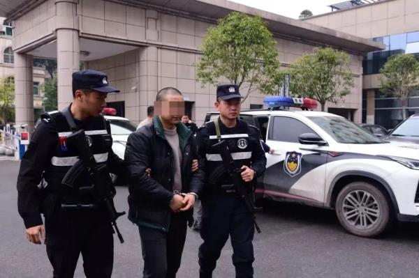 重庆一出租车司机遭劫杀，两嫌疑人潜逃19年……终落网