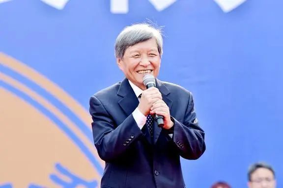 鞠躬告别！他正式卸任