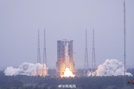 鹊桥二号在海南文昌发射升空