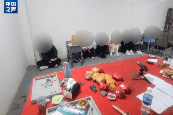 石头喷漆变“玉石”!直播售卖“玉石”如何成为骗局? 石头喷漆变“玉石”!直播售卖“玉石”如何成为骗局?