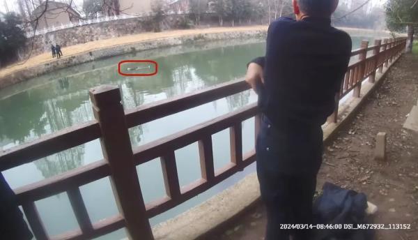 曾被刀刺穿肺部的56岁功模民警又跳水救人了！