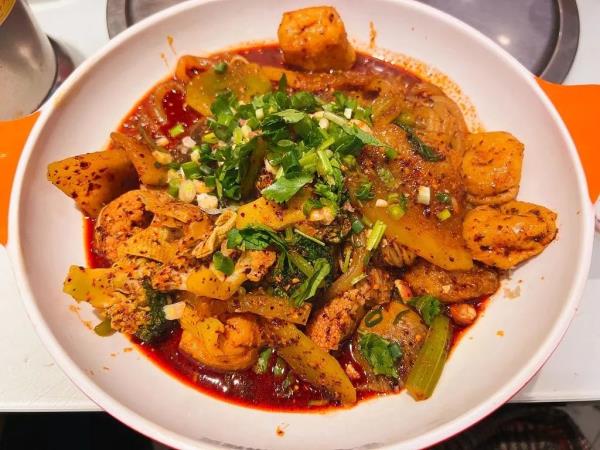 郑州“天水麻辣烫”:开业仅6天,每天接待1000多名顾客 郑州“天水麻辣烫”:开业仅6天,每天接待1000多名顾客