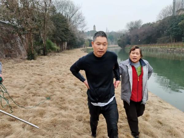 曾被刀刺穿肺部的56岁功模民警又跳水救人了！