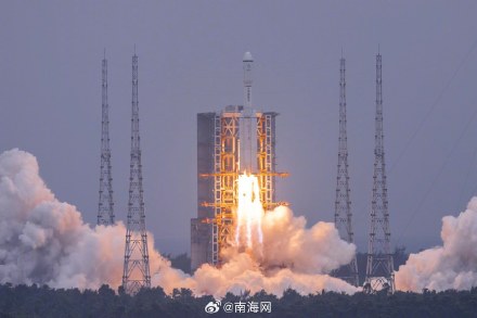 鹊桥二号在海南文昌发射升空