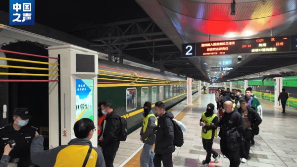 石头喷漆变“玉石”!直播售卖“玉石”如何成为骗局? 石头喷漆变“玉石”!直播售卖“玉石”如何成为骗局?