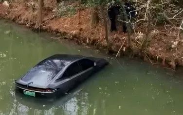 杭州突发！爸爸开车送儿子，油门当刹车，直接冲进…