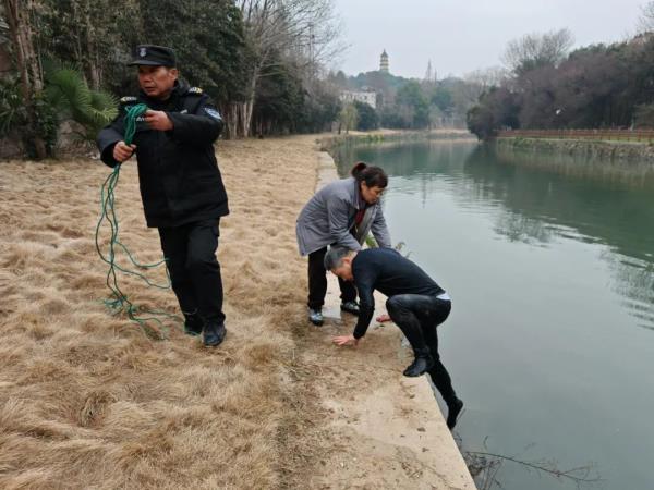 曾被刀刺穿肺部的56岁功模民警又跳水救人了！