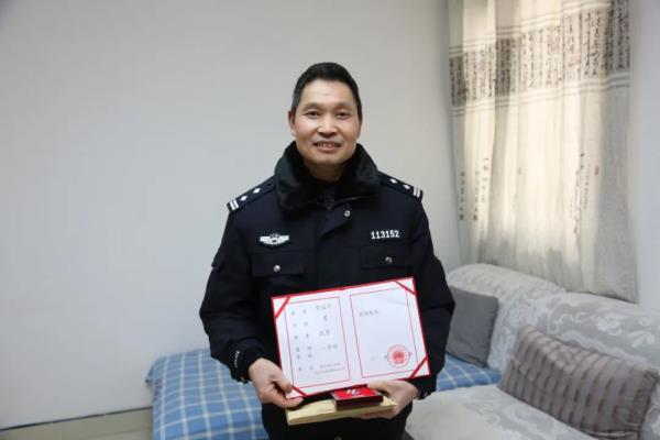 曾被刀刺穿肺部的56岁功模民警又跳水救人了！