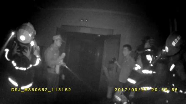 曾被刀刺穿肺部的56岁功模民警又跳水救人了！