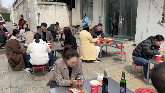 郑州“天水麻辣烫”:开业仅6天,每天接待1000多名顾客 郑州“天水麻辣烫”:开业仅6天,每天接待1000多名顾客