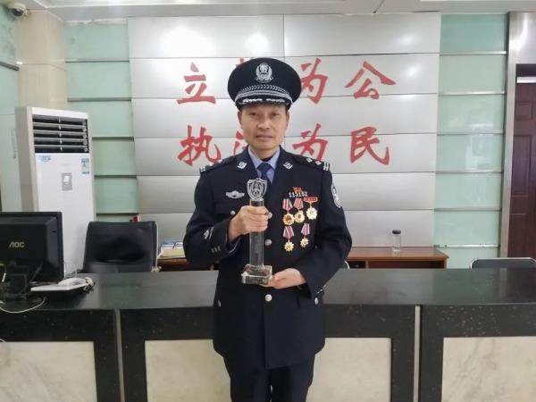 曾被刀刺穿肺部的56岁功模民警又跳水救人了！