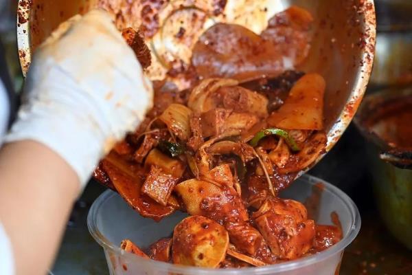 郑州“天水麻辣烫”:开业仅6天,每天接待1000多名顾客 郑州“天水麻辣烫”:开业仅6天,每天接待1000多名顾客