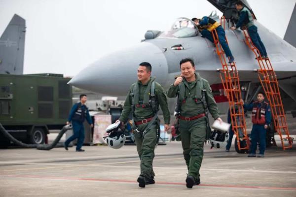 向战奋飞!未来空中战场的“刀尖剑锋” 向战奋飞!未来空中战场的“刀尖剑锋”