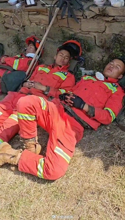 今天，致敬中国军人最美睡姿