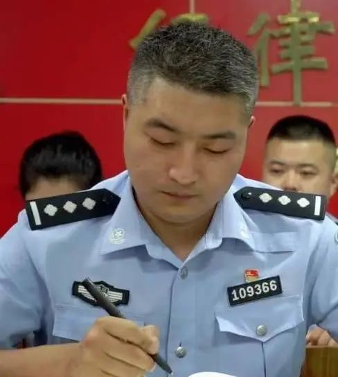 四川一90后“白发所长”火了!本人回应走红 四川一90后“白发所长”火了!本人回应走红