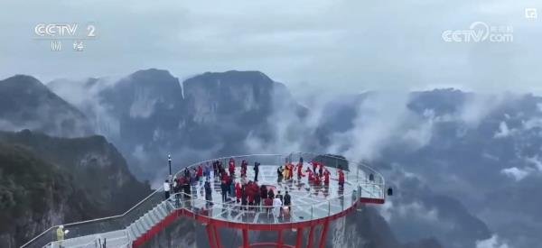 “流量来了”!跨国“串门”说走就走 旅游经济释放新活力 “流量来了”!跨国“串门”说走就走 旅游经济释放新活力