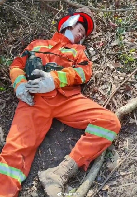 今天，致敬中国军人最美睡姿