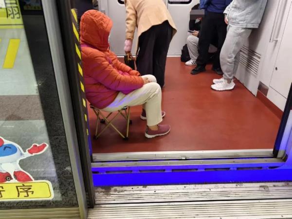 屡禁不止！上海地铁上还有很多人在干这事→