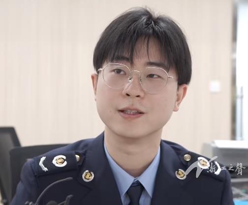 业务不精？去窗口办事，工作人员却"现场翻书"！真相万万没想到