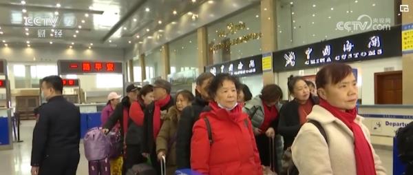 “流量来了”!跨国“串门”说走就走 旅游经济释放新活力 “流量来了”!跨国“串门”说走就走 旅游经济释放新活力