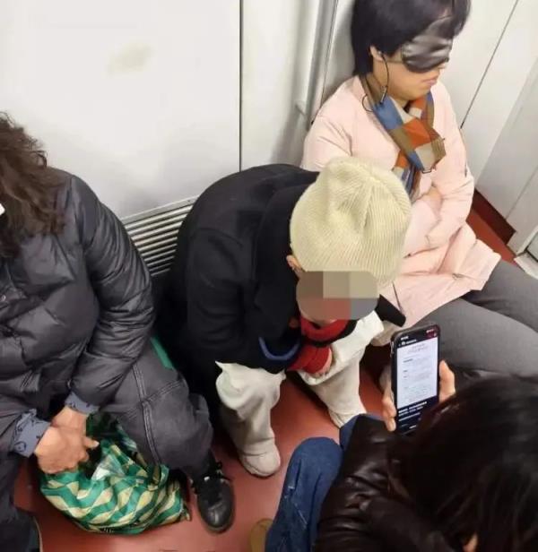 上海地铁里的一幕：8人自带小板凳，有人直接戴眼罩开睡！广播不断提醒，他们充耳不闻