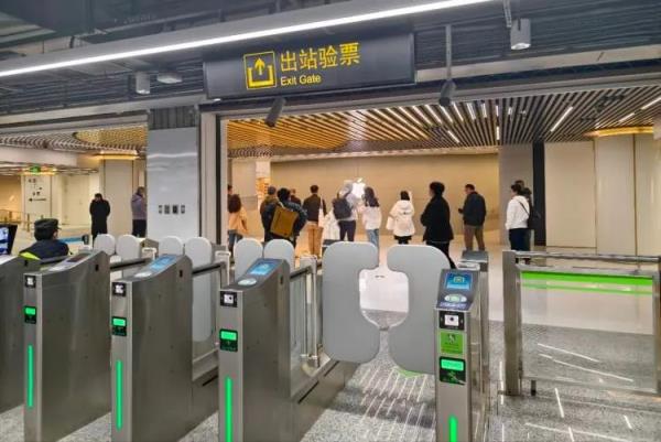 他突然现身外滩!有人特意从外地飞来想合影!这位明星还和他一起吃沪式早餐 他突然现身外滩!有人特意从外地飞来想合影!这位明星还和他一起吃沪式早餐