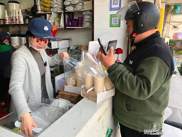 市民热情打卡点单!上海的这家娃哈哈奶茶店“重新活了”! 市民热情打卡点单!上海的这家娃哈哈奶茶店“重新活了”!