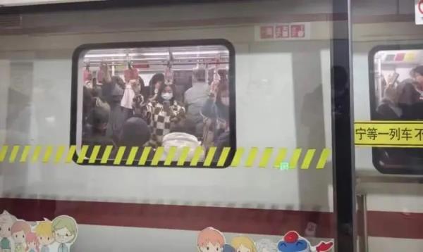 上海地铁“板凳族”屡禁不止！广播不断提醒，他们充耳不闻，有人直接戴眼罩开睡