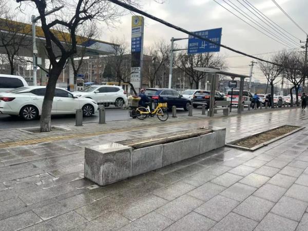 这里现在下起了雨夹雪，多区降雨！北京首场春雨已上线，明天天气——