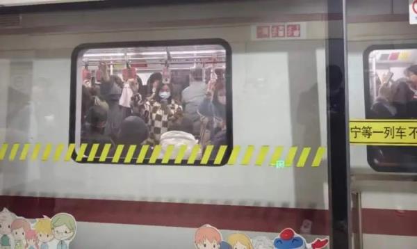 屡禁不止！上海地铁上还有很多人在干这事→