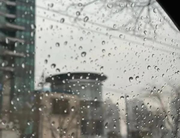 这里现在下起了雨夹雪，多区降雨！北京首场春雨已上线，明天天气——