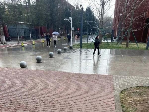 这里现在下起了雨夹雪，多区降雨！北京首场春雨已上线，明天天气——