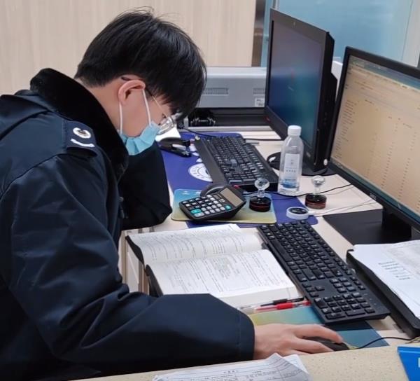 业务不精？去窗口办事，工作人员却"现场翻书"！真相万万没想到