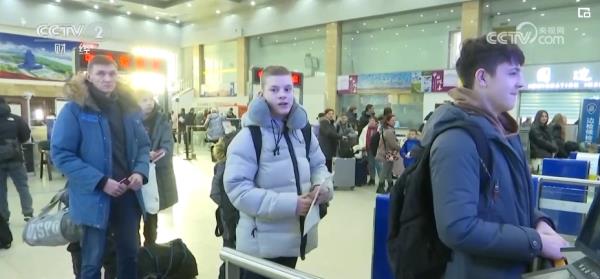 “流量来了”!跨国“串门”说走就走 旅游经济释放新活力 “流量来了”!跨国“串门”说走就走 旅游经济释放新活力